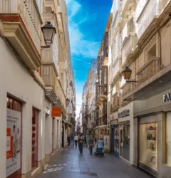 Presentadora de live shopping en España mostrando un producto de cosmética en directo a su audiencia móvil