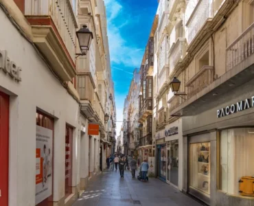 Presentadora de live shopping en España mostrando un producto de cosmética en directo a su audiencia móvil