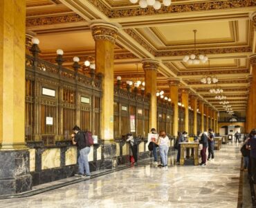 Emprendedor analizando las ventajas de vender en el marketplace Correos para aumentar la rentabilidad de su tienda online.