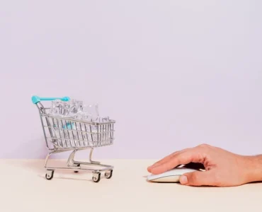 Emprendedor analizando métricas de conversión en su ordenador para optimizar su tienda online y aumentar las ventas.