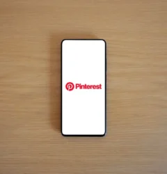 Marketer optimizando una campaña en Pinterest Ads para atraer compradores visuales hacia una tienda online de decoración.