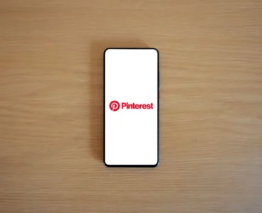 Marketer optimizando una campaña en Pinterest Ads para atraer compradores visuales hacia una tienda online de decoración.