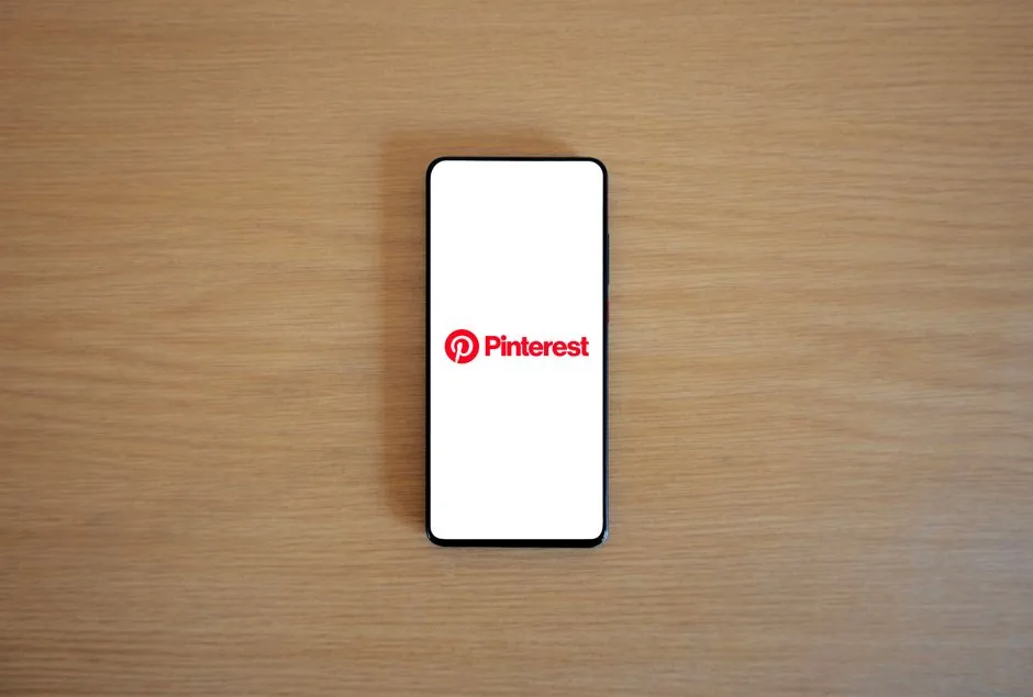 Marketer optimizando una campaña en Pinterest Ads para atraer compradores visuales hacia una tienda online de decoración.
