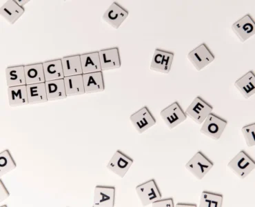 Especialista de marketing digital analizando métricas de publicidad en Facebook en una pantalla para optimizar campañas de ecommerce