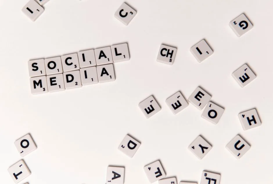 Especialista de marketing digital analizando métricas de publicidad en Facebook en una pantalla para optimizar campañas de ecommerce