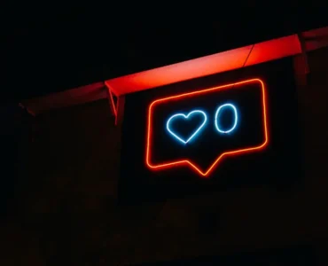 Especialista en marketing digital optimizando una campaña de publicidad en Instagram Ads para aumentar las ventas de un ecommerce.