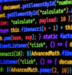 Especialista en marketing digital analiza métricas de publicidad programática en pantallas para optimizar campañas de marcas de retail
