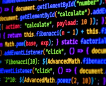 Especialista en marketing digital analiza métricas de publicidad programática en pantallas para optimizar campañas de marcas de retail