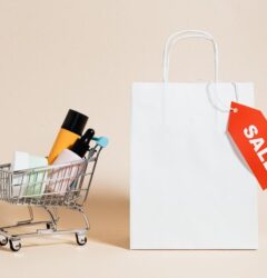 Especialista en marketing digital analizando métricas de retail marketing y retail media en una pantalla para optimizar ventas de marcas