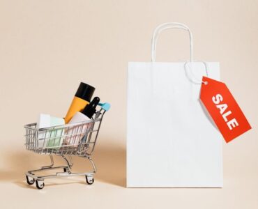 Especialista en marketing digital analizando métricas de retail marketing y retail media en una pantalla para optimizar ventas de marcas
