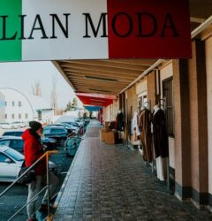 Un profesional analizando métricas de ventas de retail moda en una pantalla para optimizar la rentabilidad de su ecommerce.