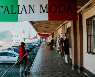 Un profesional analizando métricas de ventas de retail moda en una pantalla para optimizar la rentabilidad de su ecommerce.