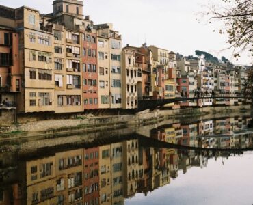 Consultor de SEO analizando métricas de posicionamiento orgánico en Girona para empresarios que buscan exportar sus productos