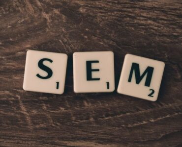 Consultor de marketing digital analizando métricas de SEO en Lleida para optimizar el posicionamiento web de una empresa local.