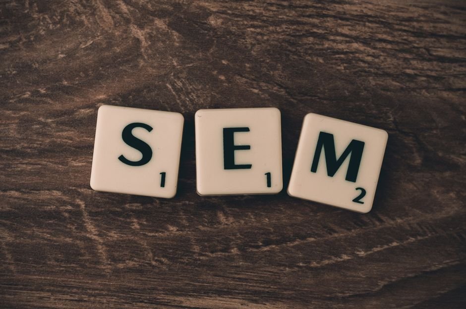 Consultor de marketing digital analizando métricas de SEO en Lleida para optimizar el posicionamiento web de una empresa local.