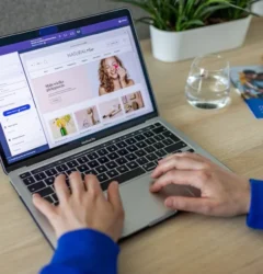 Equipo de shopify partners analizando métricas de ventas en una reunión estratégica para optimizar un ecommerce corporativo.