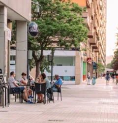 Especialista analiza métricas de una estrategia de social commerce en España para optimizar las ventas de marcas.