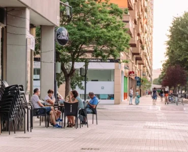 Especialista analiza métricas de una estrategia de social commerce en España para optimizar las ventas de marcas.