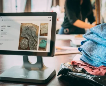Cliente omnicanal escaneando un código QR en una tienda de store retail moderna para comparar precios online.