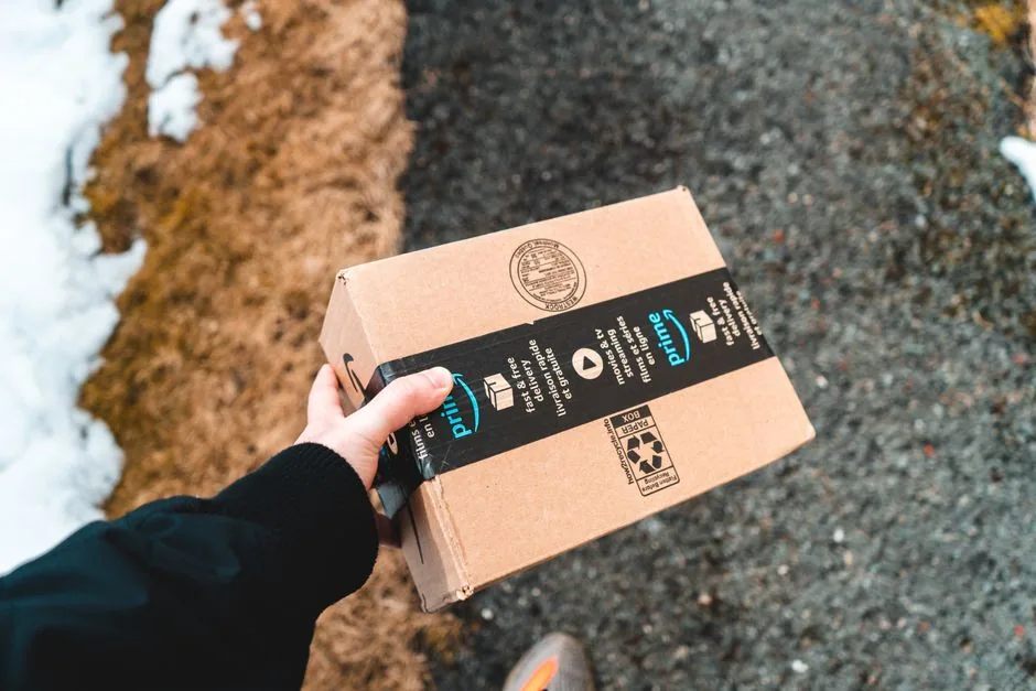 Un vendedor de Amazon analiza métricas de ventas en su móvil optimizando la estrategia de Prime Day para marcas.
