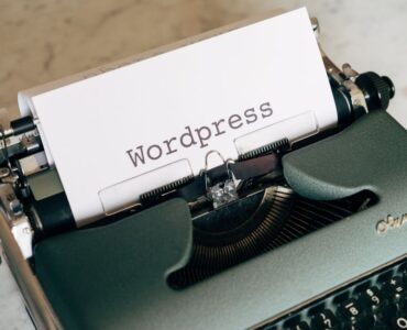 Desarrollador web optimizando el rendimiento de una tienda online wordpress para mejorar las ventas de un negocio digital.