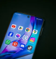 Especialista en marketing digital analiza el panel de TikTok Business para optimizar campañas de conversión de una marca de ecommerce.