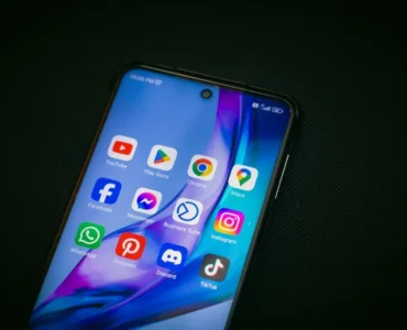 Especialista en marketing digital analiza el panel de TikTok Business para optimizar campañas de conversión de una marca de ecommerce.
