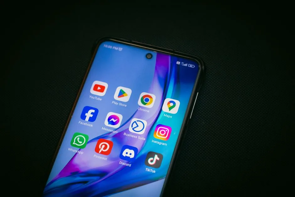 Especialista en marketing digital analiza el panel de TikTok Business para optimizar campañas de conversión de una marca de ecommerce.