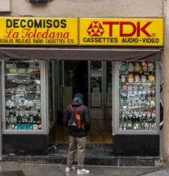 Especialista de marketing optimiza la interfaz de TikTok Shop en un móvil para mejorar las ventas de una marca española.