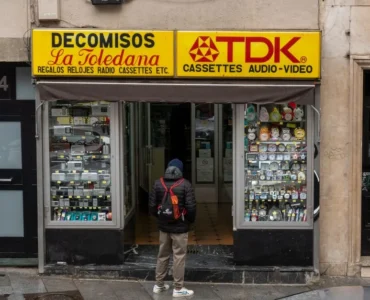 Especialista de marketing optimiza la interfaz de TikTok Shop en un móvil para mejorar las ventas de una marca española.