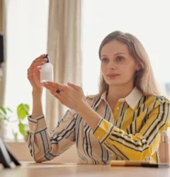 Consumidor real graba un vídeo con su móvil mostrando un producto para generar confianza en compradores de ecommerce.