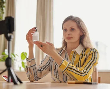 Consumidor real graba un vídeo con su móvil mostrando un producto para generar confianza en compradores de ecommerce.