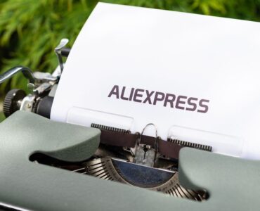 Emprendedor digital analizando las bajas comisiones para vender en AliExpress y optimizar la rentabilidad de su tienda online.