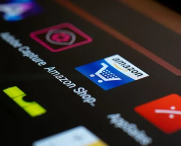 Emprendedor digital analizando las diferencias entre el plan de vendedor individual y profesional de Amazon en su ordenador portátil.