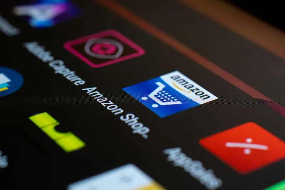 Emprendedor digital analizando las diferencias entre el plan de vendedor individual y profesional de Amazon en su ordenador portátil.
