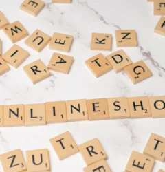 Emprendedor analizando las comisiones y costes de vender en Etsy en su ordenador para optimizar su tienda online.