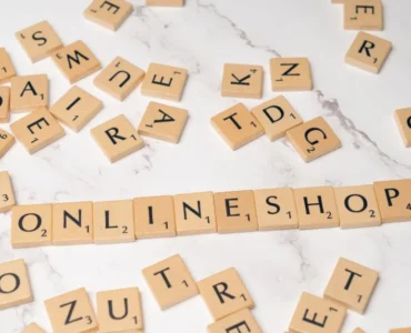 Emprendedor analizando las comisiones y costes de vender en Etsy en su ordenador para optimizar su tienda online.