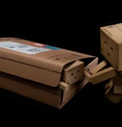Director de ecommerce analizando la caída de márgenes en Amazon Vendor frente a una pantalla con gráficos financieros