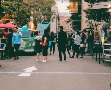 Director de ecommerce analiza gráficos de rentabilidad de Amazon Vendor Central para optimizar los márgenes de su marca