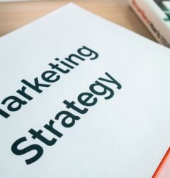 Especialista en marketing digital analizando métricas de campañas en Amazon DSP para optimizar el retorno de inversión de una marca.
