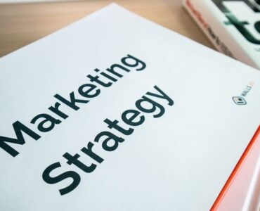 Especialista en marketing digital analizando métricas de campañas en Amazon DSP para optimizar el retorno de inversión de una marca.