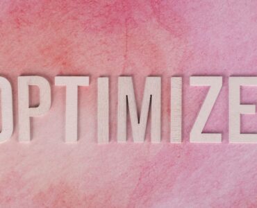 Consultor analiza métricas de SEO avanzado para adaptar una tienda online a la inteligencia artificial ante vendedores de Amazon.