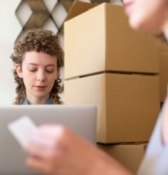 Emprendedor analizando métricas de ventas en Shopify y Amazon para optimizar su estrategia de crecimiento de comercio electrónico