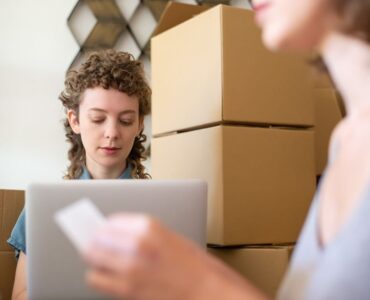 Emprendedor analizando métricas de ventas en Shopify y Amazon para optimizar su estrategia de crecimiento de comercio electrónico