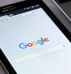Especialista de marketing digital analiza gráficos de Google Ads para optimizar el presupuesto publicitario de marcas de ecommerce.