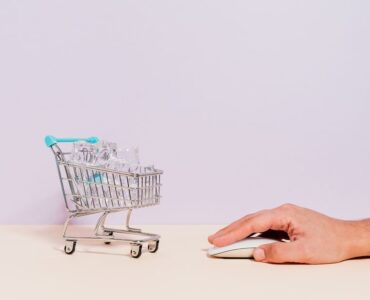 Consultor de agencia ecommerce analiza métricas de rentabilidad en una pantalla para optimizar las ventas de un negocio digital.