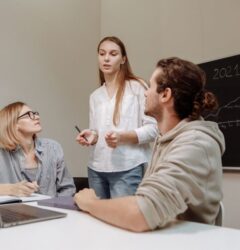 Consultor de marketing digital analiza métricas de rentabilidad en una pantalla para optimizar las ventas de un e-commerce.