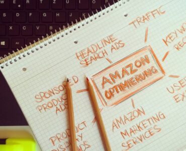 Especialista en marketing digital analizando métricas de Amazon Business Ads para optimizar la estrategia publicitaria B2B de una marca