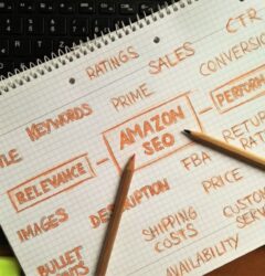 Un especialista en marketing digital analiza gráficos de atribución de Amazon Marketing Cloud en su ordenador para optimizar campañas.