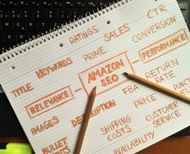 Un especialista en marketing digital analiza gráficos de atribución de Amazon Marketing Cloud en su ordenador para optimizar campañas.